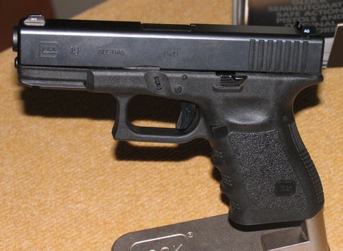 9-mm pistolet samopowtarzalny Glock 19. Ponad 5,7 tysiąca sztuk tej broni zostało zakupionych w 2007 dla Policji i Straży Granicznej / Zdjęcie: Remigiusz Wilk