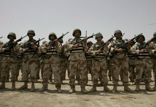 Pierwsi iraccy żołnierze przezbrojeni w fabrycznie nowe, amerykańskie 5,56-mm karabinki automatyczne M16A4 /Zdjęcie: US Army 