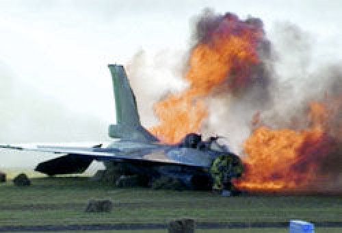 Płonący F-2 wkrótce po upadku z wysokości ok. 50 m