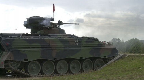 Marder 1A3 w czasie strzelania z 20-mm armaty automatycznej / Zdjęcie: Rheinmetall