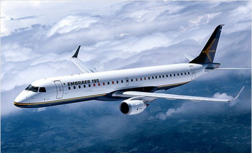 Brazylijski Embraer 195 jest obecnie największym samolotem regionalnym, zabierającym od 108 do 122 pasażerów. Zwiększanie się maszyn tej klasy wynika, z jednej strony, z większej liczby pasażerów, z drugiej - z chęci zmniejszania kosztów jednostkowych, bo im więcej pasażerów, tym relatywnie mniejsze stają się koszty obsługi czy paliwa lotniczego / Zdjęcie: Embraer
