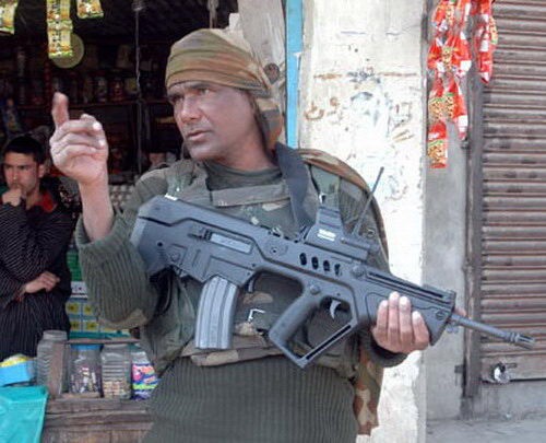 Karabinek Tavor w rękach funkcjonariusza oddziału specjalnego policji Dżammanu i Kaszmiru SOG / Zdjęcie: Kashmir Newz