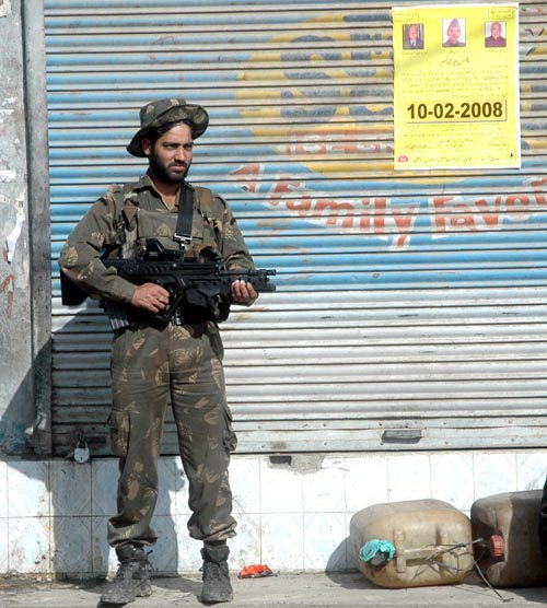 Policjant z SOG na bazarze w Szupijan, miejscowości położonej na południe od Śrinagaru. Interesujący jest brak zespołu lufy w podwieszanym granatniku, co może korespondować z kłopotami, jakie mieli Turcy w realizacji dostaw / Zdjęcie: Kashmir Newz