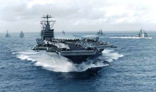 US Navy jest nadal ogromną siłą, której potencjał jest większy od połączonych flot wszystkich innych państw globu. Pozwala to USA na prowadzenie mocarstwowej polityki i wykonanie ewentualnego uderzenia, w miejscu i czasie, które wybierze. Z drugiej jednak strony, ambitny plan zmiany charakteru US Navy, co wiąże się z wprowadzeniem nowej generacji jednostek, w obecnie proponowanym kształcie, jest mało realny / Zdjęcie: US Navy