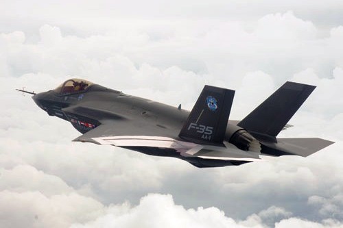 Lockheed Martin chce przekonać 9 państw, które zainwestowały w fazę rozwojową F-35, do zakupu w przedsprzedaży łącznie 368 samolotów, których dostawy powinny rozpocząć się nie wcześniej niż w 2012-2013. Nie wiadomo jednak, czy zagraniczni odbiorcy zgodzą się finansować rozpoczęcie produkcji seryjnej samolotów / Zdjęcie: Lockheed Martin