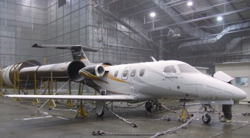 Embraer Phenom 100 w hangarze laboratorium w bazie Eglin… / Zdjęcie: Embraer