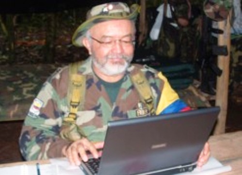 Luis Edgar Devia Silva, zastępca dowódcy FARC (ps. Raul Reyes), został zbity w czasie rajdu kolumbijskich sił specjalnych na obóz partyzantów, znajdujący się 2 km za granicą z Ekwadorem. O wiele bardziej istotne było jednak zdobycie danych z komputerów rebeliantów. Być może nawet tego, który znajduje się na zdjęciu. Amerykanie i Kolumbijczycy interpretują przejęte informacje, m.in. jako dowód wspierania FARC przez Hugo Chaveza / Zdjęcie: Colombian Army Photos, Garry Leech