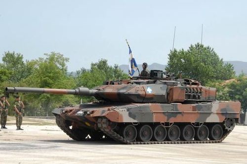 Leopard 2A6 HEL w czasie ceremonii włączenia do służby. Greckie zamówienie było jednym z największych europejskich kontraktów pancernych po zakończeniu Zimnej Wojny / Zdjęcie: MO Grecji