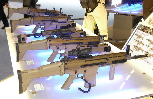 Rodzina broni SCAR prezentowana na paryskim Eurosatory: 7,62-mm subkarabin SCAR-H CQC, 7,62-mm karabin automatyczny SCAR-H STD, 40-mm granatnik lekki FN40GL, 5,56-mm karabinek automatyczny SCAR-L STD i 5,56-mm subkarabinek SCAR-L CQC / Zdjęcie: Remigiusz Wilk