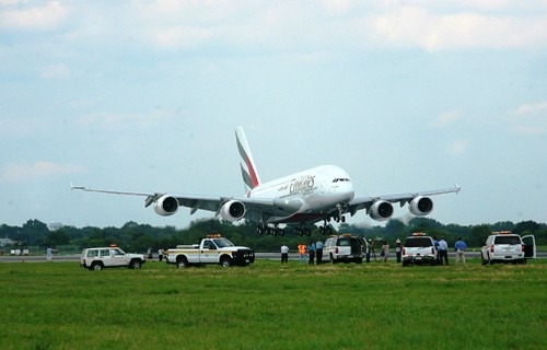 Lądowanie pierwszego A380 w USA. Samolot wyruszył w swój inauguracyjny lot kilka dni po odebraniu go z rąk przedstawicieli Airbusa, z lotniska w Hamburgu / Zdjęcie: Emirates Airlines