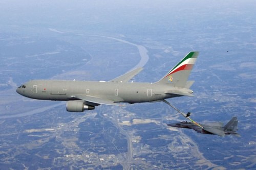 Włoski KC-767 w czasie tankowania F-15. Piątkowe oświadczenie rzecznika prasowego Boeinga, żądające od Pentagonu pół roku na przygotowanie oferty, jest pośrednim przyznaniem się koncernu, że ich konstrukcja, oparta na B-767 była jednak gorsza od A330-200MRTT. Co więcej, nawet w przypadku wymuszenia na resorcie obrony bardziej odległego terminu, konkurenci będą mieli zdecydowana przewagę. Dysponują udanym prototypem, Boeing będzie zaś musiał dopiero podjąć nad nim pracę / Zdjęcie: Boeing