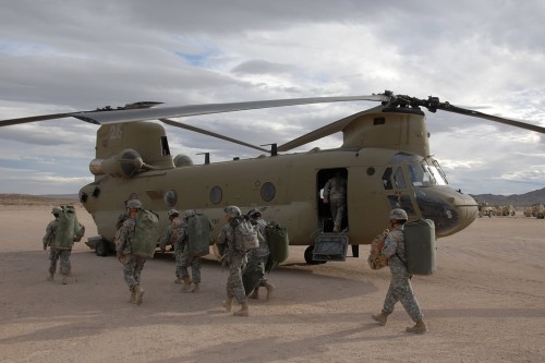 CH-47F w Fort Irwin. Jeden ze stosunkowo nielicznych egz. tych śmigłowców w USA. Na ok. 450 maszyn modeli D i F, ponad 400 jest zaangażowanych w operacje w Iraku i Afganistanie. Szczególnie w tym drugim kraju odczuwa się ich brak, mimo bardzo intensywnego ich wykorzystywania. Wzmocnienie i odmłodzenie loty Chinooków jest z tego powodu jednym z priorytetów US Army / Zdjęcie: US Army