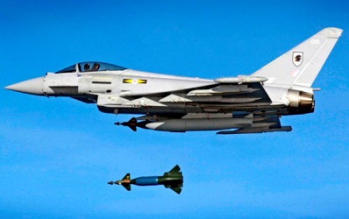 Saudyjczycy zdecydowali się na Eurofightery również z powodu możliwości rozbudowy własnego przemysłu obronnego. Rijad prawdopodobnie pamięta uszczypliwe uwagi gen. Normana Schwarzkopfa, który opisywał, jak w 1990 cały saudyjski batalion czołgów M60 został wyłączony z działań, z powodu zanieczyszczenia filtrów powietrza. Nie zostały one wymienione na miejscu, a przez techników producenta, którzy zostali wysłani z USA do Arabii Saudyjskiej samolotem / Zdjęcie: MO Wielkiej Brytanii