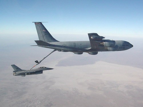 KC-135 nad Afganistanem, w czasie tankowania norweskiego F-16. Najmłodsze Stratotankery mają już 43 lata. Były one jednak poddane modernizacji, która wydłużyła okres wykorzystania samolotów teoretycznie do ok. 2030. Mimo tego są one coraz bardziej kosztowne w utrzymaniu. Dotyczy to zarówno paliwożernych silników, jak i wzrastających z każdym rokiem sum na serwisowanie / Zdjęcie: USAF