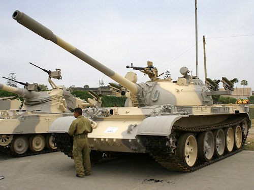 Dwa podstawowe czołgi armii peruwiańskiej - zmodernizowany lekki francuski AMX-13 (po lewej) i rosyjski T-55 wyposażony w całą baterię ppk Malutka na wieży / Zdjęcie: Defensa de Peru