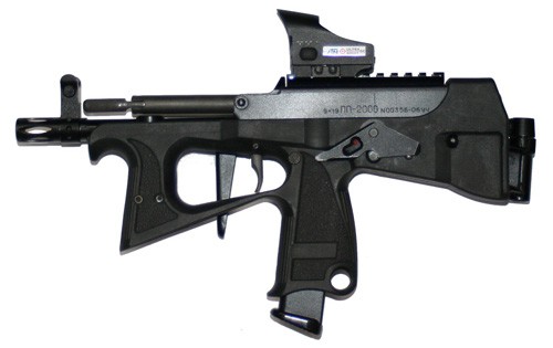 Pistolet maszynowy PP-2000, strzela nabojem 9 mm x 19. Masa 1,22 kg, długość z rozłożona (złożoną) kolbą 479/299 mm, może być zasilany z magazynków 20- lub 36-nabojowych /Zdjęcie: Remigiusz Wilk