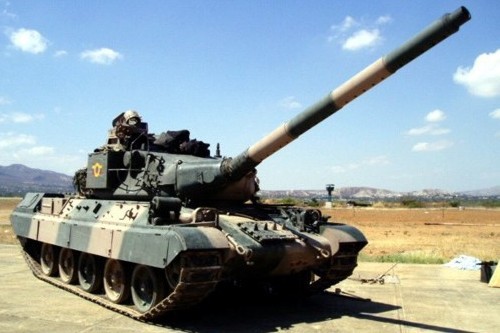 30-letnie, francuskie AMX-30, stanowią podstawę wenezuelskich formacji pancernych. Zastąpią je prawdopodobnie rosyjskie T-72, zmodernizowane z wykorzystaniem elementów wyposażenia, wykorzystanych w T-90. Zakup tych ostatnich czołgów prawdopodobnie nie został uzgodniony z przyczyn finansowych / Zdjęcie: Ejército Nacional Bolivariano