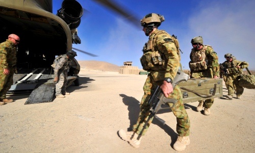 Co najmniej 1 tys. australijskich żołnierzy ma opuścić Afganistan do końca br. Pozostałe na miejscu jednostki będą stacjonować głównie w Kabulu i Kandaharze, a ich głównym zadaniem będzie szkolenie miejscowych sił bezpieczeństwa. Podobną rolę Australijczycy mają pełnić również po 2014, a więc oficjalnym zakończeniu misji ISAF. W porównaniu z nią, skala obecności wojskowej Canberry w kraju po tym okresie będzie znacznie zredukowana  / Zdjęcie: MO Australii 