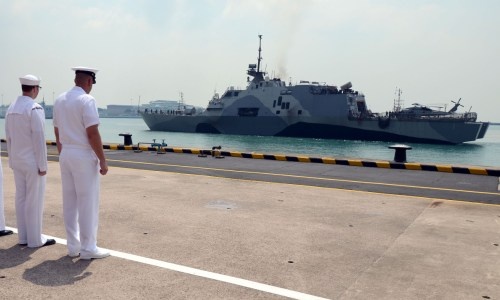 W czasie kilkumiesięcznego pobytu w Azji USS Freedom będzie oficjalnie bazował na terenie singapurskiego portu morskiego w dzielnicy Sembawang. Zlokalizowane jest tam także dowództwo grupy logistycznej, zaopatrującej 7. Flotę / US Navy