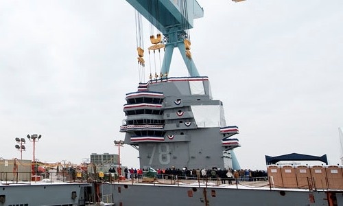 Zgodnie z planami producenta okrętu, w chwili wodowania całość konstrukcji ma być ukończona w 70%. Ma to pozwolić na rozpoczęcie wstępnych testów oceniających jego funkcjonowanie i potencjał operacyjny. Na zdjęciu uroczystość montażu mostku na przyszłym USS Gerald R. Ford (CVN 78) / Zdjęcie: NNS