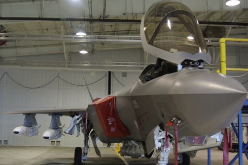 F-35 zaprezentowany w maju księciu Haakonowi podczas jego wizyty w zakładach Lockheed Martina. Uwagę zwraca podwieszenie pod skrzydłem aż 2 pocisków JSM / Zdjęcie: MO Norwegii 