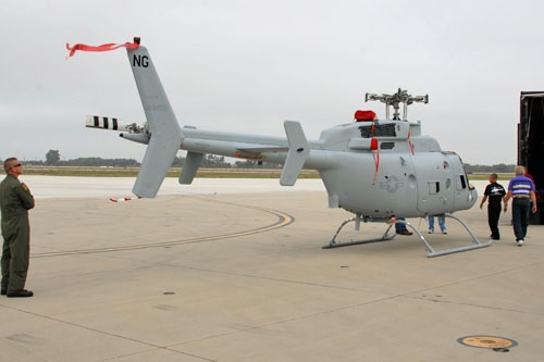 Wyładunek prototypu MQ-8C przed hangarem 324 w Naval Base Ventura County (NBVC) Point Mugu / Zdjęcie: US Navy – Vance Vasquez