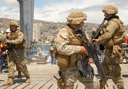 W 2009 w Chile rozpoczął się program poszukiwania następców dotychczas używanej broni strzeleckiej. Planowano zakup 13-15 tys. karabinków dla wojsk lądowych, piechoty morskiej i kontyngentów ONZ. W 2013 z programu wyłamała się marynarka wojenna (Armada de Chile), która po 4 latach niekończących się negocjacji zdecydowała się na samodzielne pozyskanie uzbrojenia dla piechoty morskiej i zastąpienie widocznych na zdjęciu karabinków HK HK33A2 nowymi konstrukcjami FN Herstal