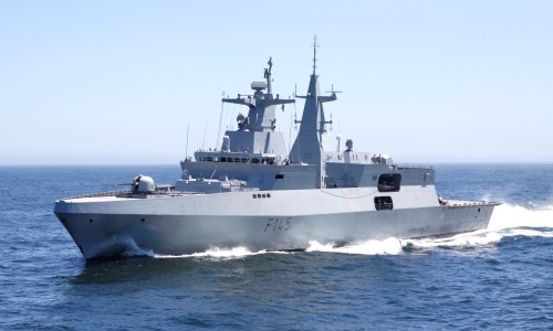 Na zdjęciu południowoafrykańska fregata typu Heroine, SAS Amatola (F145). Ze względu na braki kadrowe i finansowe, okręty te często muszą wychodzić w morze z nie w pełni sprawnymi zespołami pędnymi. Wpływa to na ich rzeczywisty potencjał bojowy oraz większą awaryjność / Zdjęcie: MO RPA