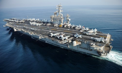 Decyzja o skierowaniu USS Nimitz na wody Morza Czerwonego interpretowana jest jako przygotowanie okrętu do udziału w zapowiadanej operacji syryjskiej. Pozostanie on najprawdopodobniej na tym akwenie do czasu udzielenia zgody na rozpoczęcie ostrzału rakietowego i/lub bombardowania Syrii przez Kongres USA, do czego może dojść dopiero po 9 września / Zdjęcie: US Navy 