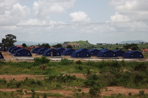 Baza namiotowa nigeryjskiej policji przy podstołecznym lotnisku / Zdjęcie: Lubawa