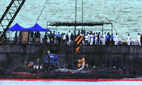 Pomocne w dojściu przyczyn sierpniowego pożaru, jaki wybuchł na pokładzie INS Sindhurakshak, może okazać się wydobycie okrętu z dna portu morskiego w Bombaju. Takie rozwiązanie jest jednak technicznie skomplikowane i drogie, a na dodatek grozi zdradzeniem szczegółów technicznych konstrukcji OP podmiotom trzecim / Zdjęcie: The Indian Express