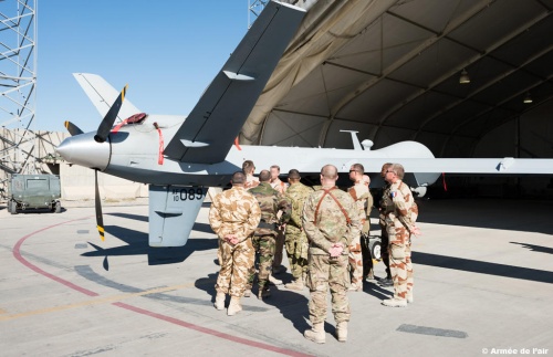 Francuscy operatorzy zapoznają się z bsl MQ-9 Reaper pod okiem amerykańskich kolegów /  Zdjęcie: MO Francji 