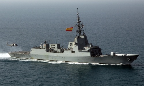 Decyzja o odłożeniu o co najmniej rok budowy 6. fregaty typu Álvaro de Bazán (na zdjęciu Álvaro de Bazán (F101)) stawia Navantię w trudnym płożeniu. Przedstawiciele hiszpańskiego przedsiębiorstwa już zapowiadają, że będą musieli rozważyć czasowe ograniczenie liczby zatrudnionych pracowników, żeby w ten sposób zrekompensować straty poniesione przez ostatnią decyzję resortu obrony / Zdjęcie: US Navy 