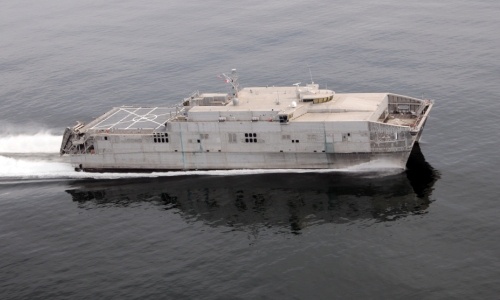 Okręty typu Spearhead mają służyć do przewozu maksymalnie 400 żołnierzy oraz prawie 600 t wyposażenia na dystans ponad 2200 km. W przyszłości część JHSV ma zostać rozlokowana na wodach Pacyfiku, gdzie wesprą m.in. jednostki klasy Littoral Combat Ship / Zdjęcia: US Navy
