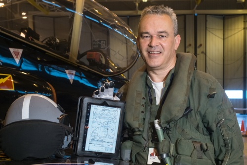 Andy Blythe, pilot doświadczalny, prezentuje nowy tablet i rękawice, niezbędne do jego użytkowania w kabinie Hawka  / Zdjęcia: BAE Systems