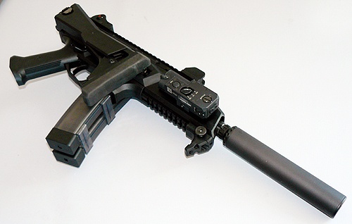 CZ promuje intensywnie nowy pistolet maszynowy do amunicji 9 mm x 19 Scorpion EVO A1. Na zdjęciu broń z nowym tłumikiem dźwięku B&T. Czesi zdecydowali się na współpracę ze znanym szwajcarskim producentem, zamiast tworzenia własnych modeli