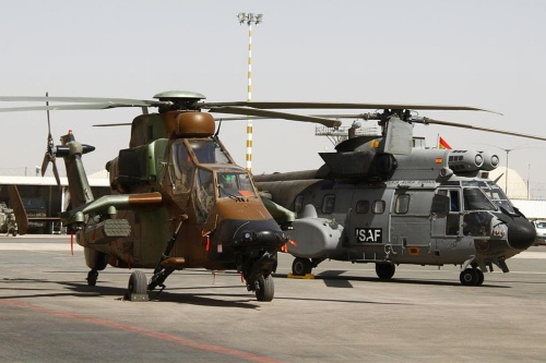 Śmigłowce HA.28 Tigre i HD.21 Super Puma na płycie postojowej lotniska w Heracie 