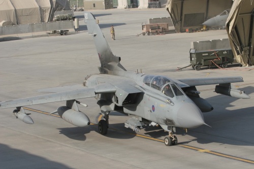 Samolot uderzeniowy Tornado GR4 uzbrojony w pociski powietrze-powierzchnia Brimstone. Podczas działań w Afganistanie i nad Libią broń ta została uznana przez brytyjskich lotników za najlepszy środek do zwalczania celów naziemnych w terenie zurbanizowanym. Producent nie ujawnił, czy najnowsze próby realizowano z użyciem samolotów, czy innych nosicieli pocisków 