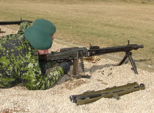 Dotychczas podstawowym uniwersalnym karabinem maszynowym (używanym w roli broni pokładowej, jak też erkaemu) wojsk duńskich był niemiecki MG3, przyjęty do uzbrojenia w 1962 pod nazwą LMG m/62