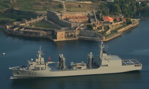 SPS Cantabria (A15) idzie obok zamku San Felipe, strzegącego wejścia do bazy morskiej Armada Española w Ferrol na północnym zachodzie kraju / Zdjęcia: MO Hiszpanii