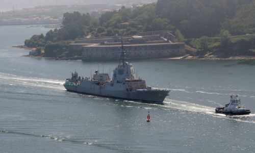 Fregata typu Álvaro de Bazán, Cristóbal Colón (F105) idzie w kierunku bazy morskiej Armada Española w Ferrol na północnym zachodzie kraju / Zdjęcie: Navantia