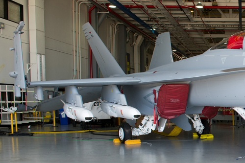 Pociski JSM podwieszone na węzłach podskrzydłowych Super Horneta / Zdjęcie: Boeing