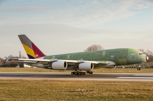 Pierwszy A380 przeznaczony dla Asiana Airlines ląduje w Hamburgu / Zdjęcie: Airbus