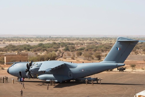 A400M wojsk lotniczych Francji po lądowaniu w Mali