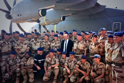 Pamiątkowe zdjęcie ministra Jean-Yves Le Driana wśród francuskich żołnierzy, pod skrzydłem Atlasa / Zdjęcia: MO Francji