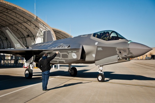 Mjr Laurens J. W. Vijge kołuje do pierwszego samodzielnego lotu za sterami F-35A / Zdjęcie: USAF