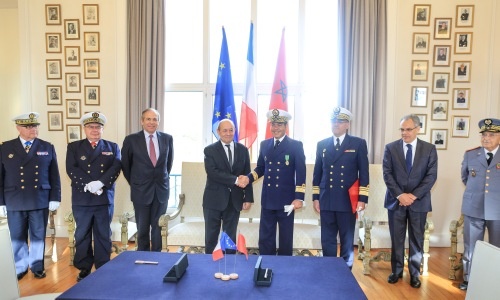 Ceremonię przekazania okrętu uświetniła obecność ministra obrony Francji, Jean-Yves Le Driana (w środku po lewej) i księcia Moulaja Rachida El Alaoui’a (w środku po prawej) / Zdjęcia: DCNS
