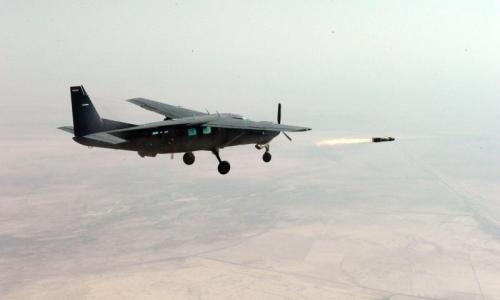 Dostarczone Irakowi kierowane pociski rakietowe powietrze-powierzchnia AGM-114 Hellfire będą przenoszone m.in. przez samoloty Cessna AC-208B Combat Caravan, służące do atakowania pozycji ekstremistów walczących z irackimi siłami zbrojnymi, a także wspierających rebeliantów z sąsiedniej Syrii / Zdjęcie: US Army