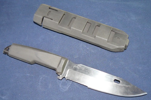 Dopracowany nóż-bagnet, po przejściu badań zakładowych oraz certyfikacyjnych