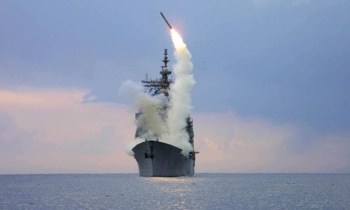 Przy okazji regularnych ćwiczeń oraz prowadzonych działań bojowych, marynarka wojenna USA odpala rocznie około 100 pocisków samosterujących Tomahawk. Wstrzymanie ich produkcji w ciągu najbliższego roku spowoduje, że zapasy magazynowe wyczerpią się około 2018 / Zdjęcie: US Navy 